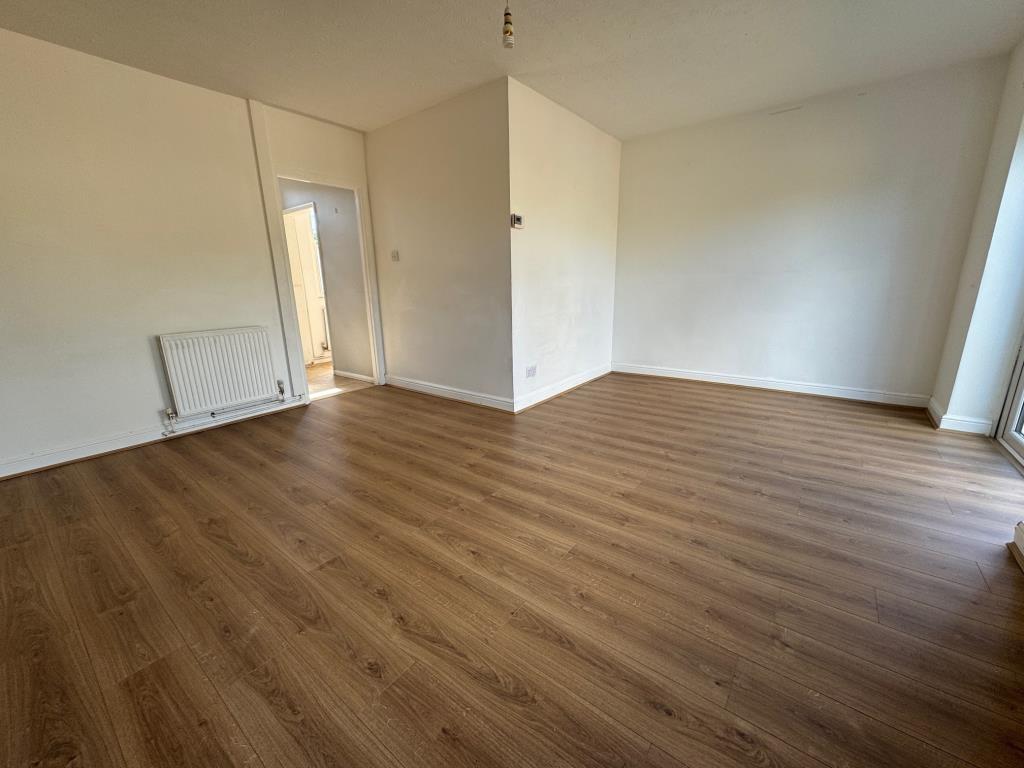 Lot: 74 - HEAD LEASEHOLD INVESTMENT - BLOCK OF FIVE FLATS, THREE-BEDROOM COTTAGE AND THREE GARAGES - The Cottage -Living-dining room
